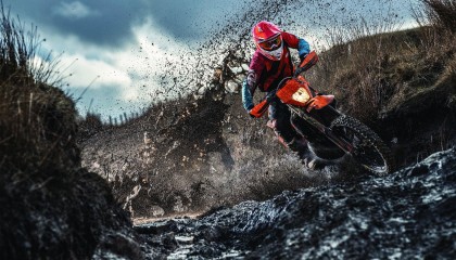 【中国体彩】忠诚的蓝色浪潮，曼城球迷无票远征挪威，爬树观赛点燃客场激情